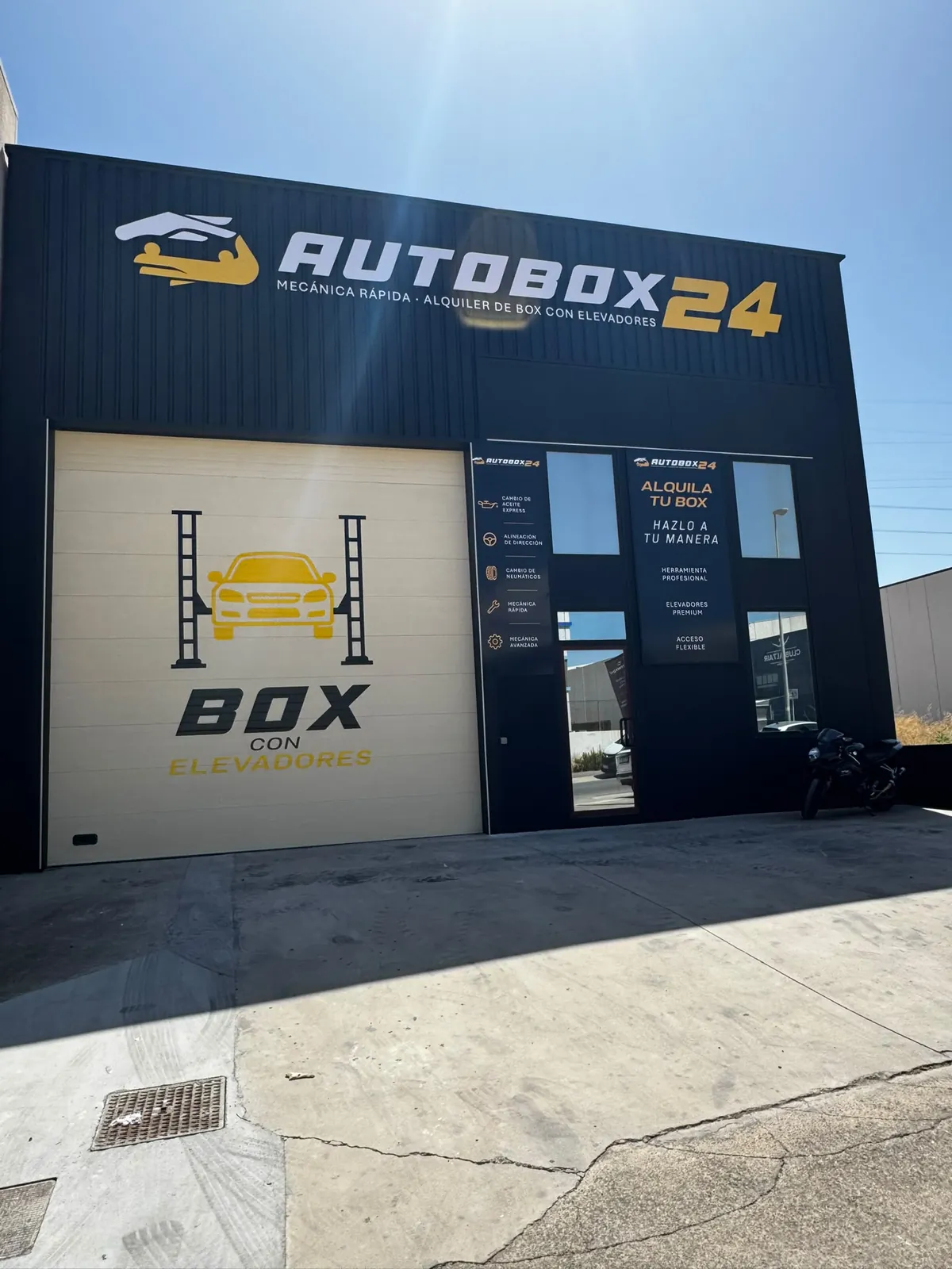 Entrada de AUTOBOX 24 con los servicios de mecánica rápida rotulados