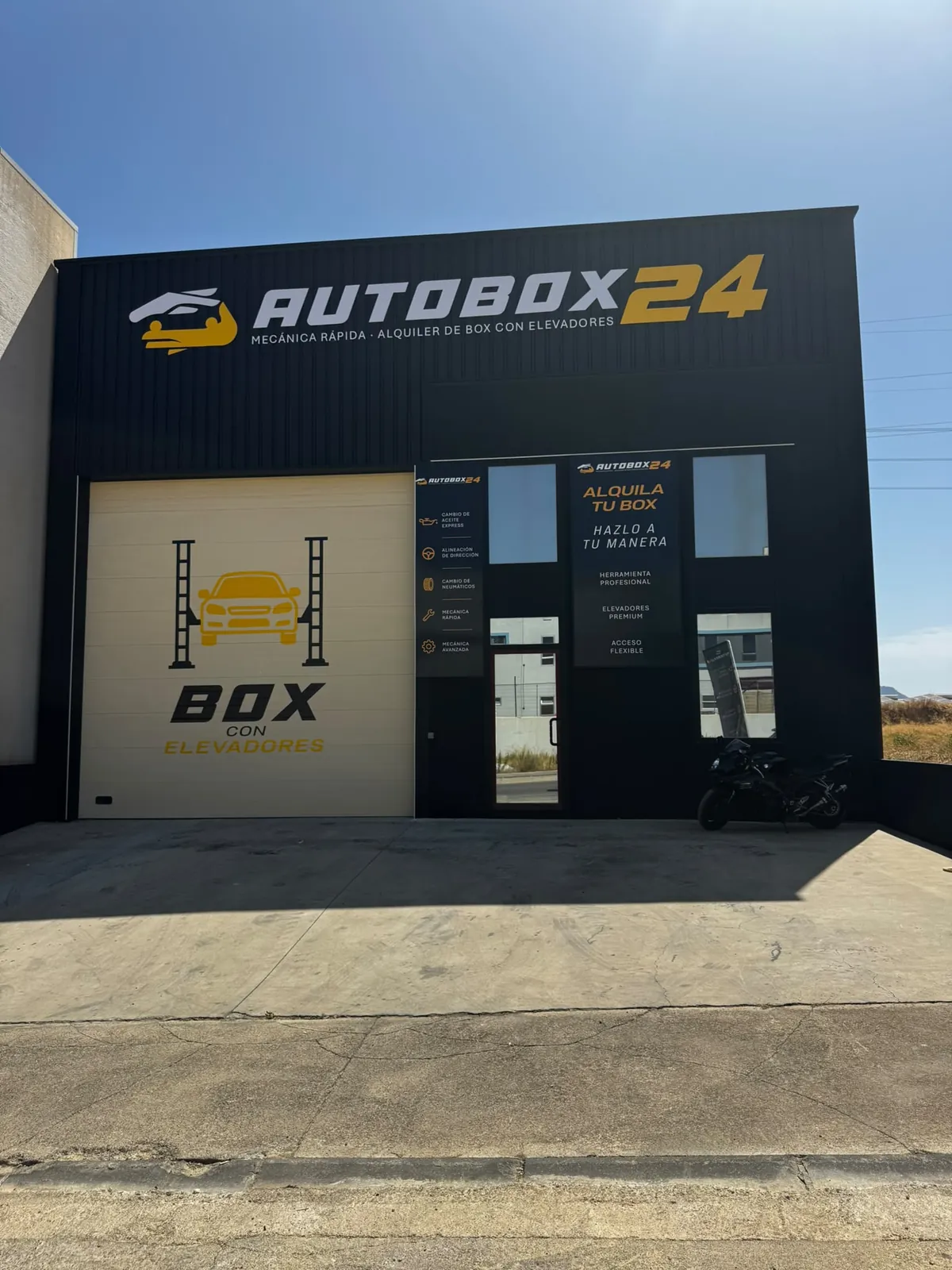 Fachada del local AUTOBOX 24 en Cartagena, con box y elevadores para alquilar